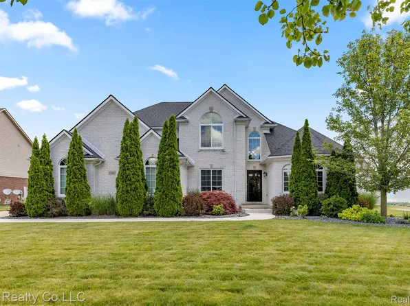 25803 Brookview Blvd, Brownstown, MI 48134