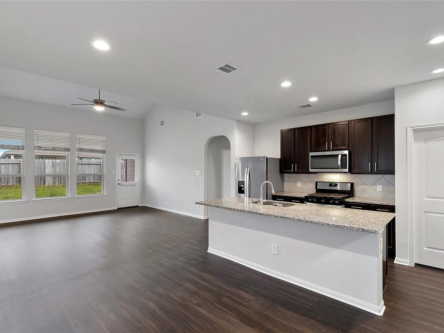 4 bed, 2.5 bath, 2508 sqft, $2,400 — Photo 4