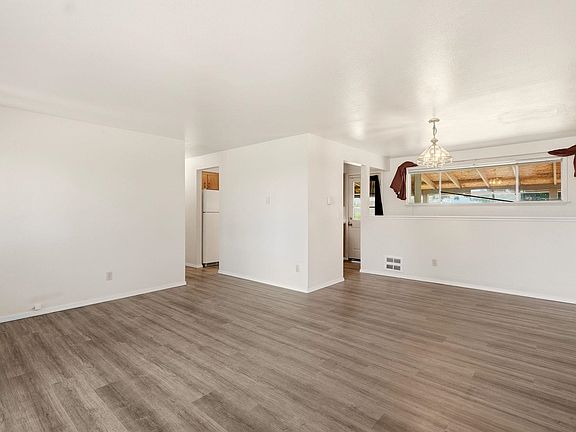 5th image of 746 Villard St