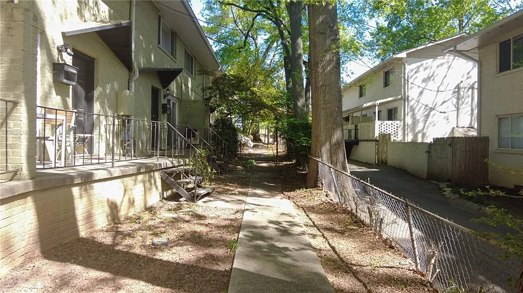 2 bed, 1.0 bath, 864 sqft, $2,100 — Photo 2