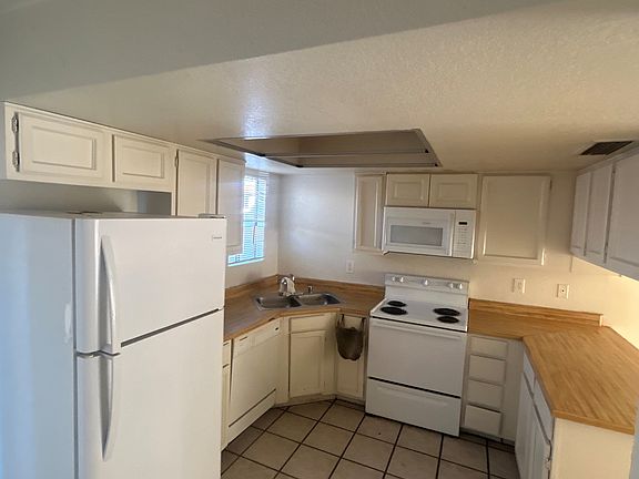 3rd image of 3044 E Beck Ln APT 6