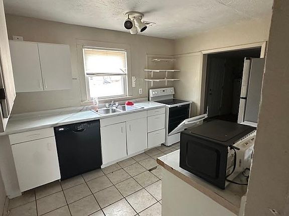 2nd image of 520 N Illinois St