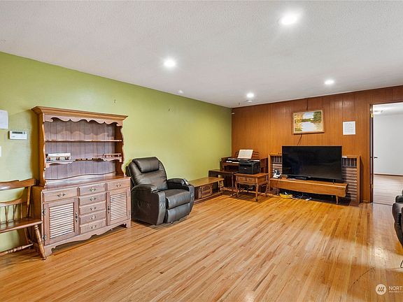 3rd image of 10901 Northstar Way SW