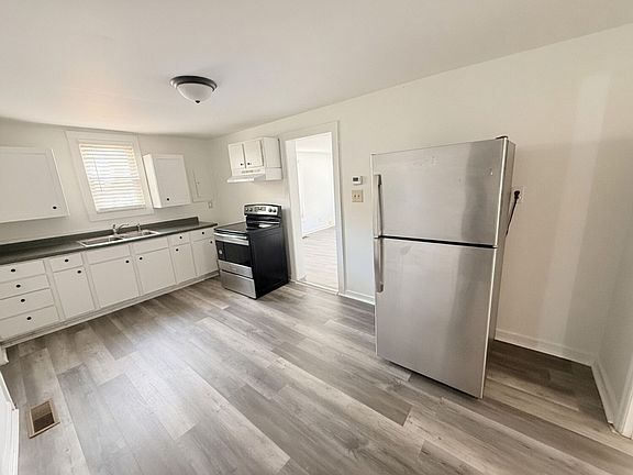 5th image of 209 E 16th St
