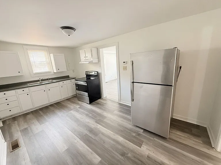 209 E 16th St — Photo 5