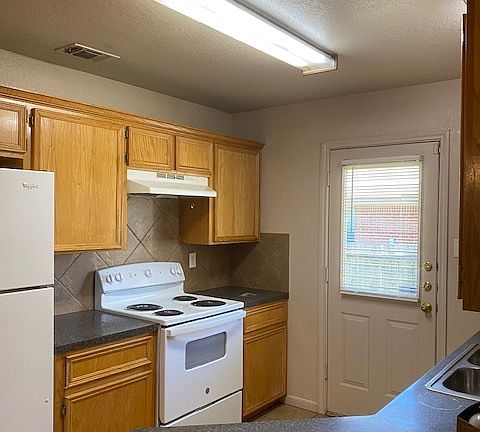 3rd image of 1402 Nicholas Cir APT B