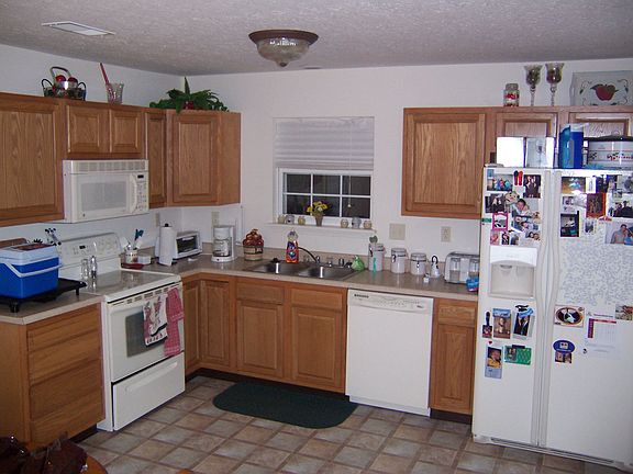 Kitchen w/ All Appliances
