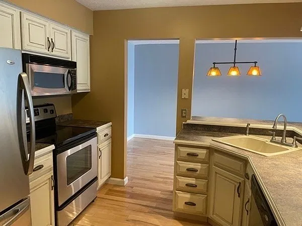 2 bed, 1.5 bath, 1091 sqft, $2,300 — Photo 3