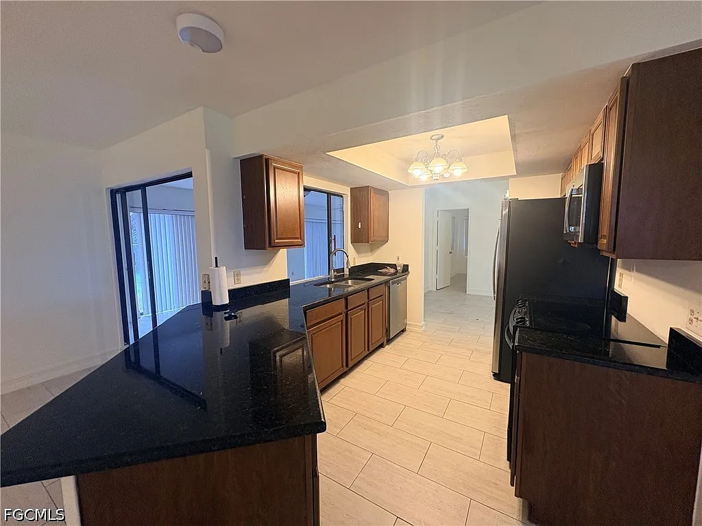 3 bed, 2.0 bath, 1632 sqft, $2,000 — Photo 4