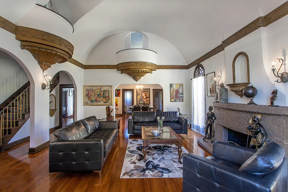 4 bed, 3.5 bath, 3936 sqft, $10,000 — Photo 2