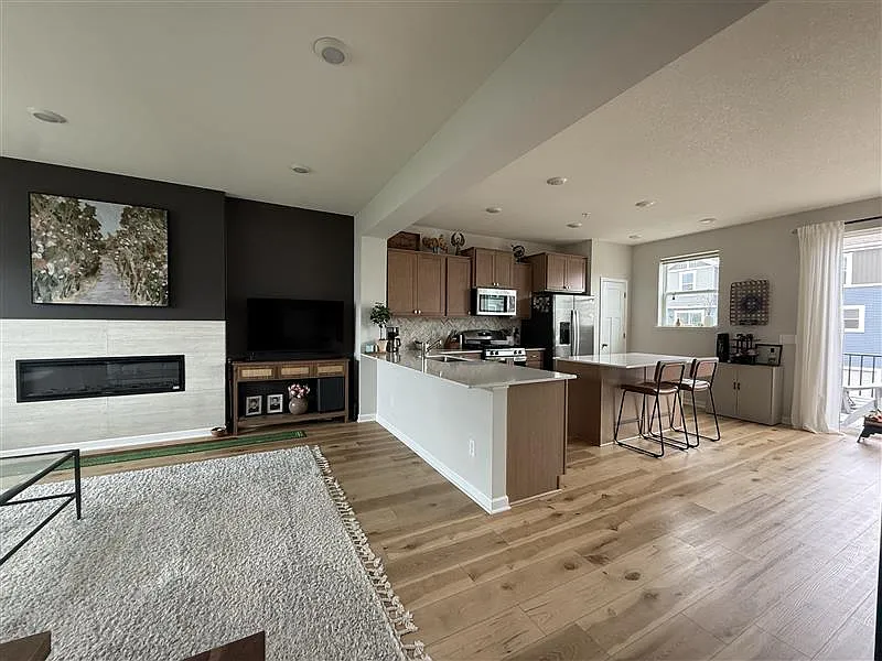 3 bed, 2.5 bath, 1921 sqft, $2,800 — Photo 2