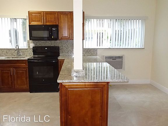 4th image of 2217 NE 2nd St APT 3