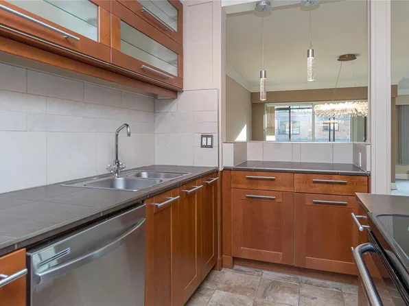 2920 Cook St #206, Victoria, BC V8T 3S7