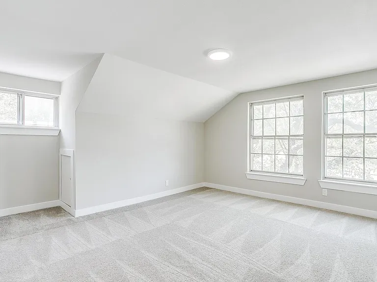 802 Sutton Ct — Photo 32