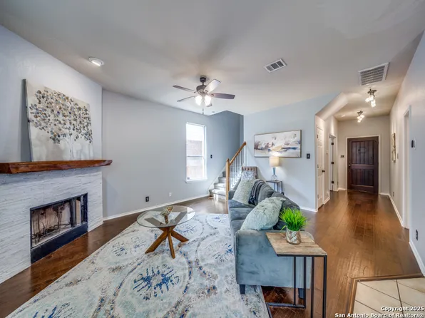 520 Foxford Run Dr, Schertz, TX 78108