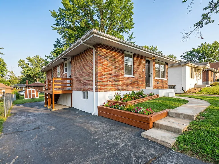 9011 Gedde Ave — Photo 3