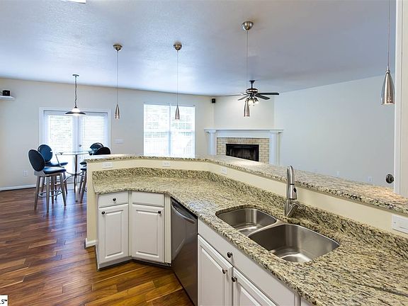 5th image of 14 Holloway Cir