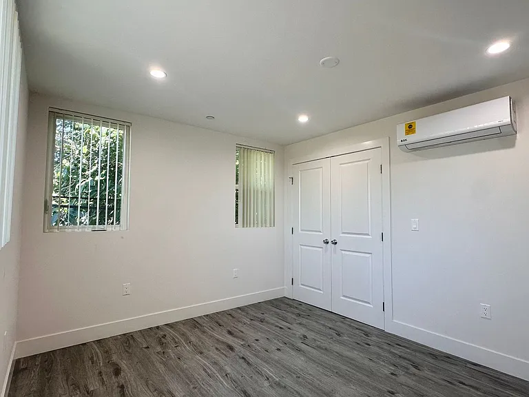 11512 Oxford Ave — Photo 35