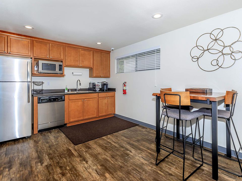 SPACIOUS KITCHEN