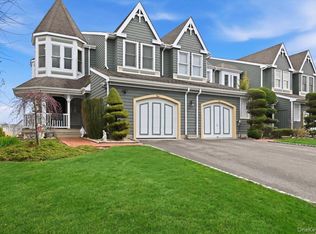 1 Victoria Dr, Amityville, NY 11701
