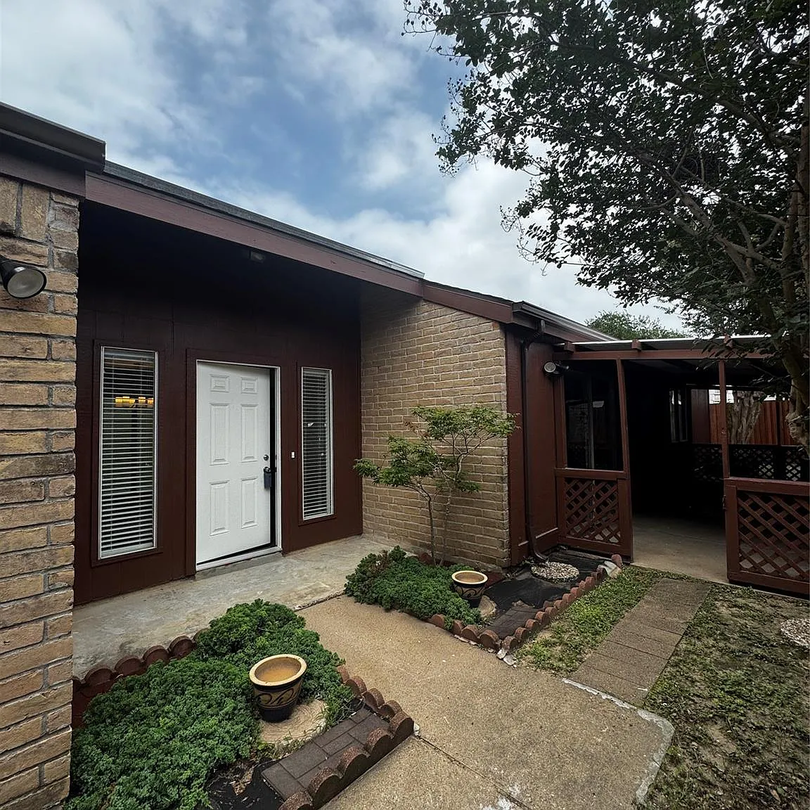 3 bed, 2.0 bath, 1959 sqft, $2,000 — Photo 1