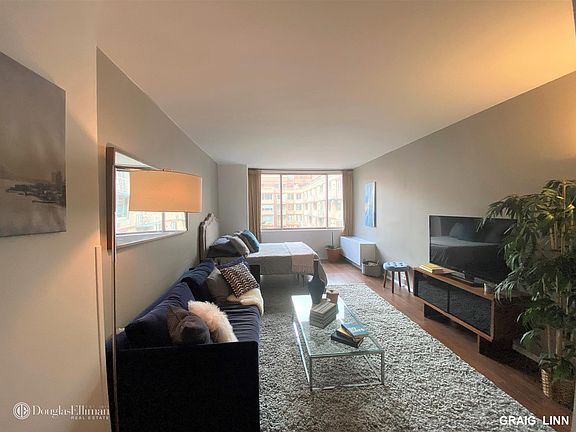 3rd image of 350 W 50th St APT 4JJ