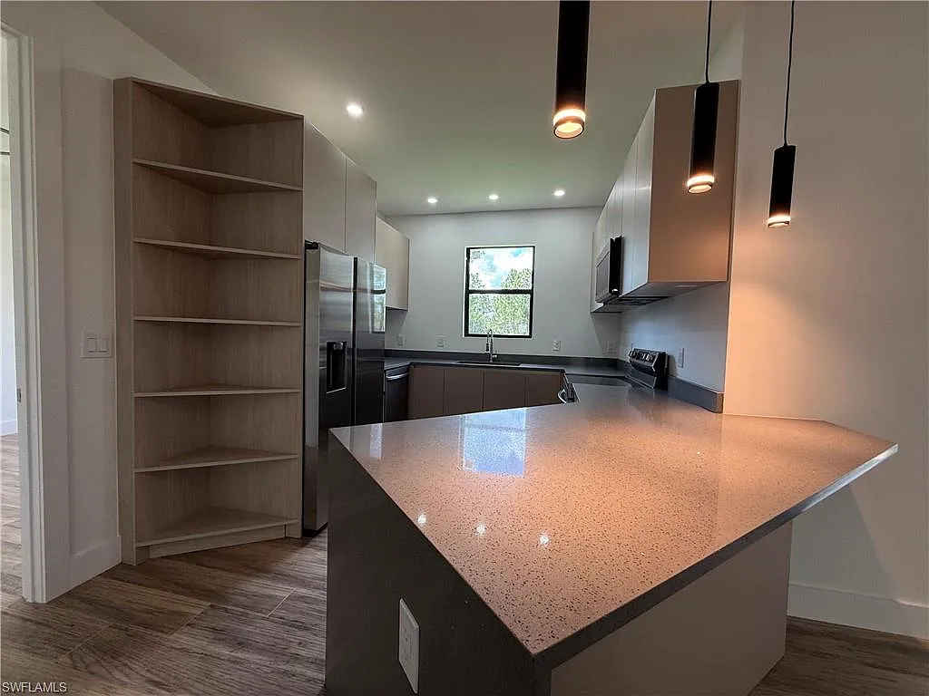 3 bed, 3.0 bath, 1410 sqft, $1,900 — Photo 4