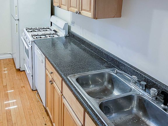 2nd image of 2200 W 1/2 Foster Ave #2