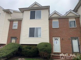 702 Holly Dr, Perth Amboy, NJ 08861