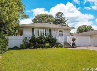 11 Hollywood Dr, Shirley, NY 11967