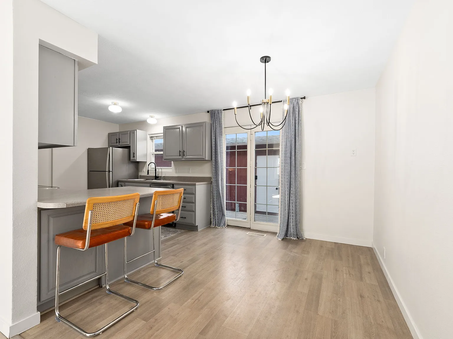 2 bed, 1.5 bath, 1390 sqft, $1,100 — Photo 4