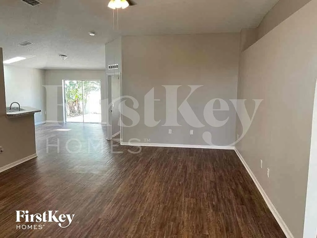 3 bed, 2.0 bath, 1632 sqft, $2,085 — Photo 3