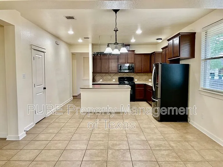 4718 Madrid Dr — Photo 7