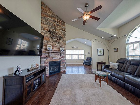 5th image of 364 Saddlebrook Rd