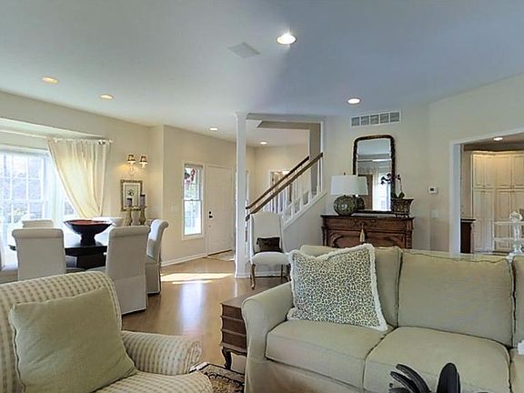 5th image of 90 Longwood Dr