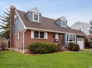 215 N Rutherford Ave, Massapequa, NY 11758