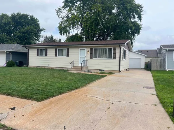 1140 Renae Ln, Hastings, NE 68901