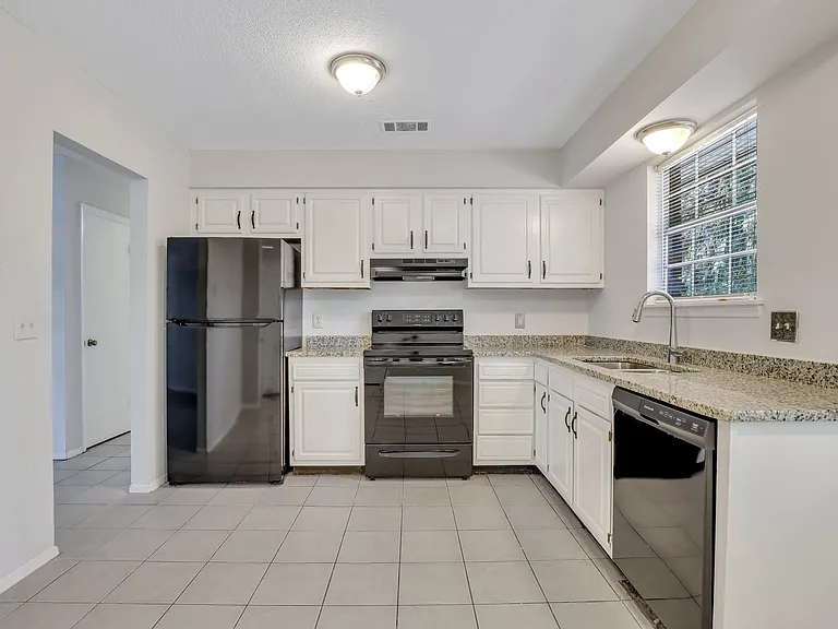 423 Edgewater Rd — Photo 6