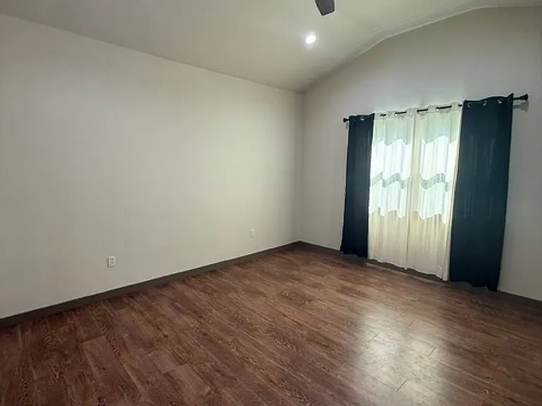225 Scurry Ave — Photo 14