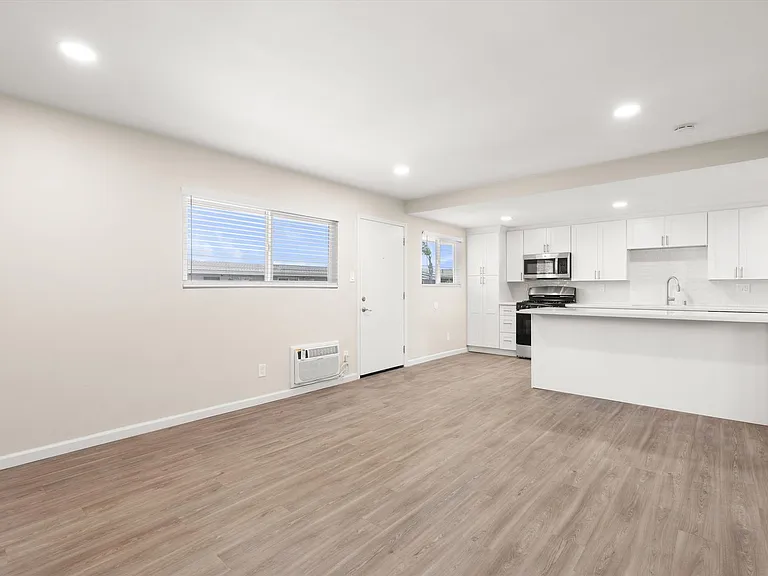 9139 - Jade Apts — Photo 24