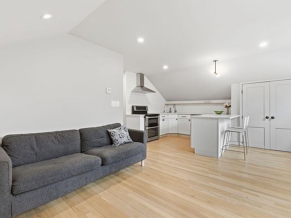 5th image of 32 Allandale St #2