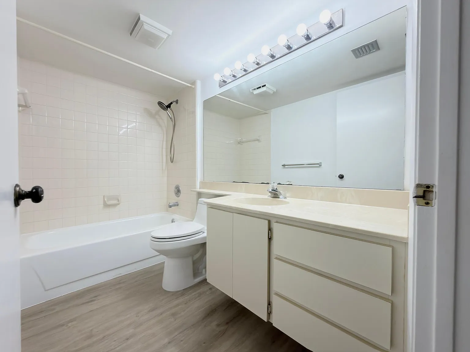 2 bed, 2.0 bath, 1385 sqft, $2,000 — Photo 4