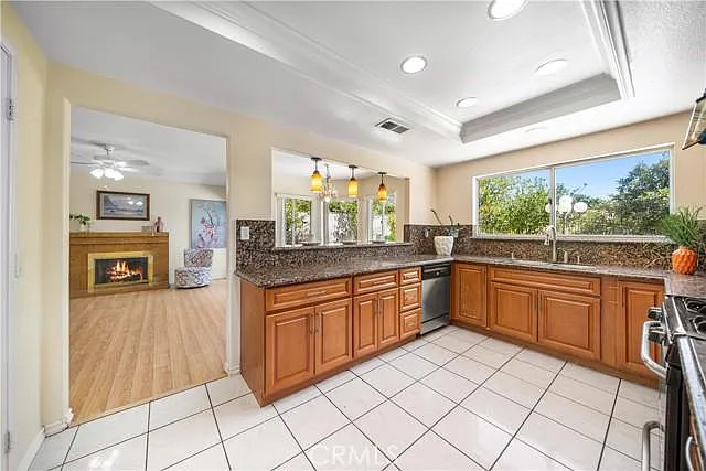 5 bed, 2409 sqft, $4,100 — Photo 2