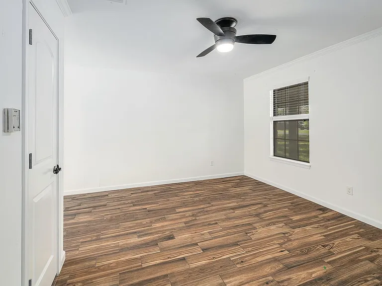 204 Northwest Dr #F — Photo 9