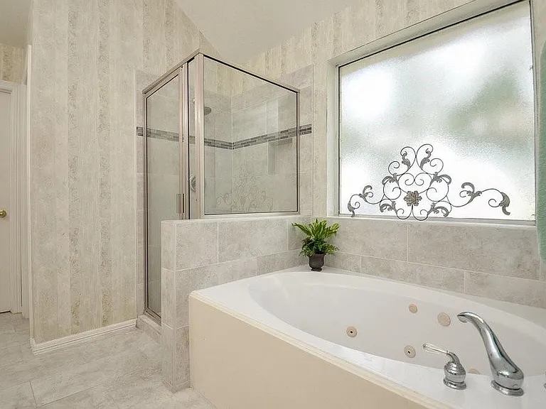 2515 Lansing Cir — Photo 35