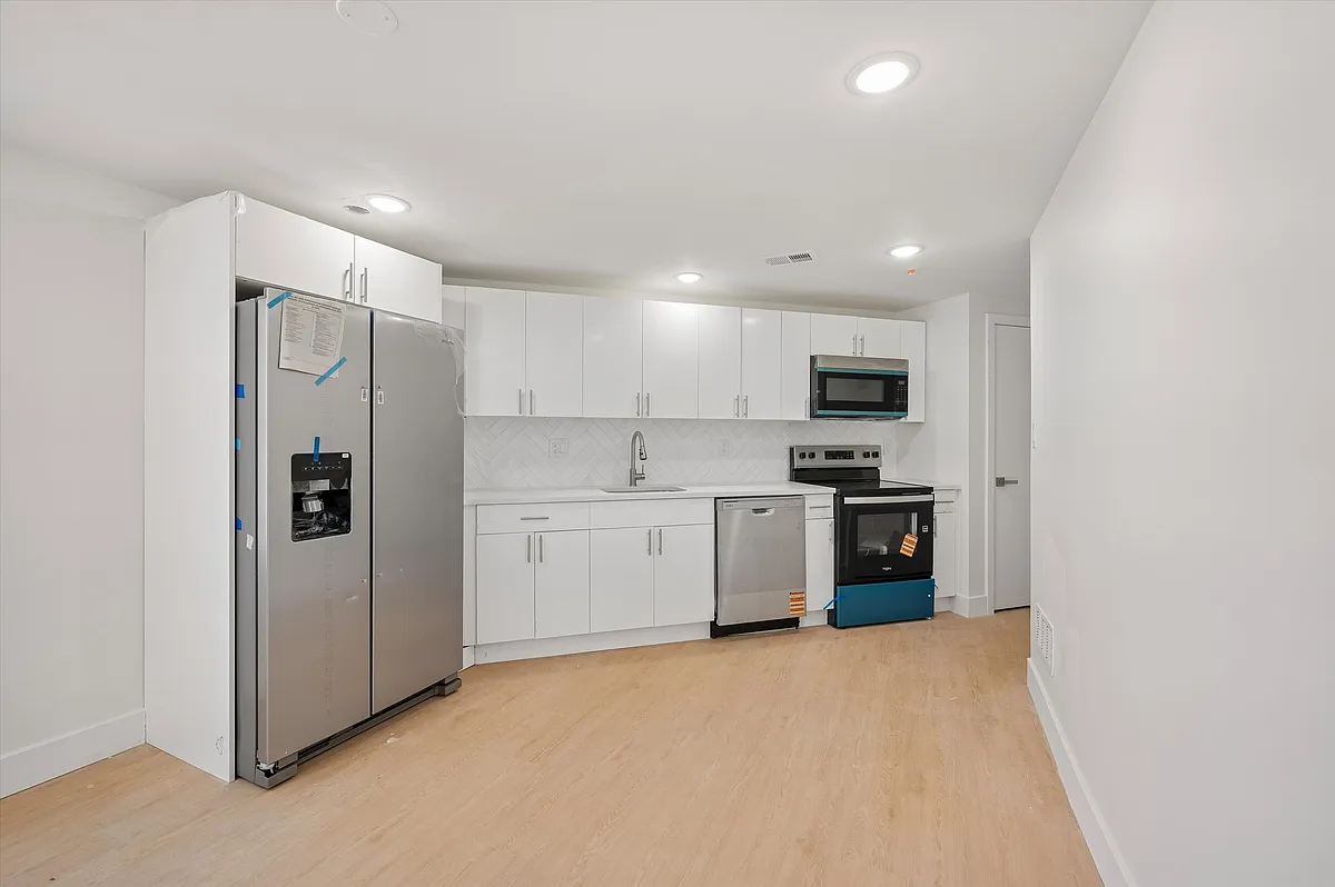 Building Photo - 4212 Lancaster Ave #202