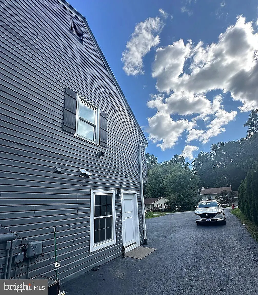 2 bed, 1.0 bath, 2563 sqft, $1,800 — Photo 2