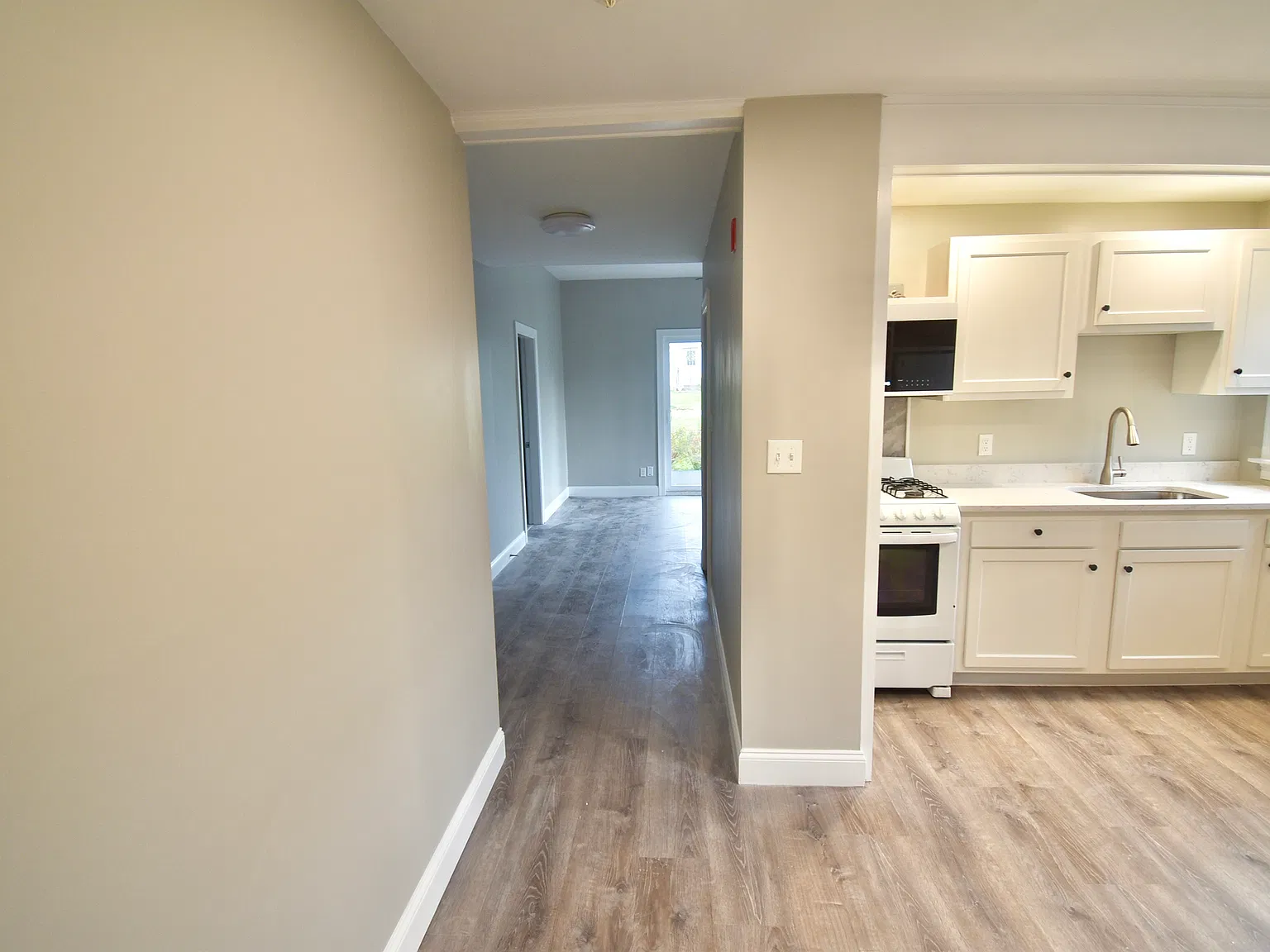 2 bed, 600 sqft, $2,900 — Photo 4