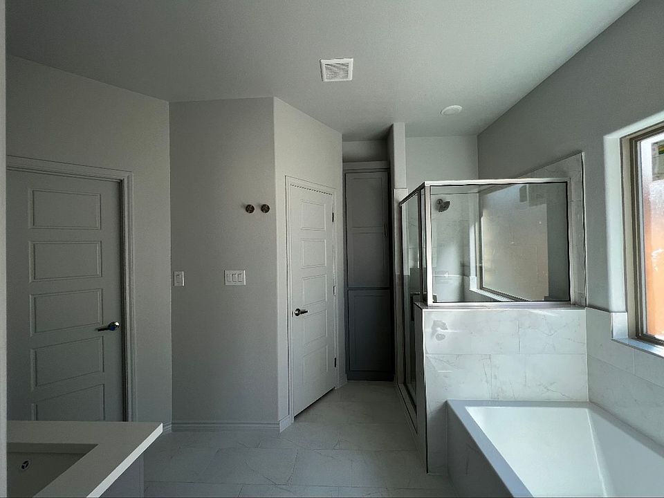 1st image of 2105 Congress St