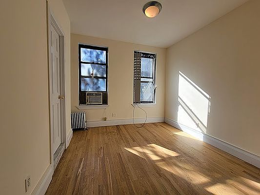 3rd image of 256 E 10th St #3R